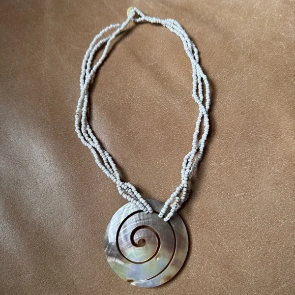 Vintage Iridescent Spiral Shell Pendant Necklace mother of pearl abalone beaded - Picture 3 of 8